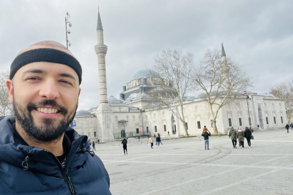 Personne greffe de cheveux souriant à Istanbul